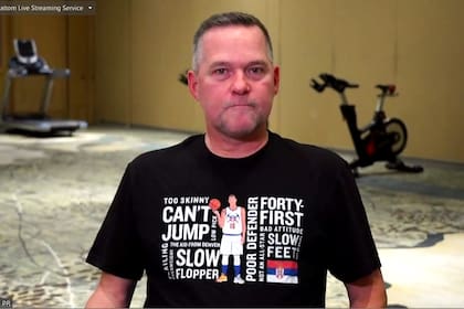 Mike Malone con la camiseta que refleja varias de las cosas que se dijeron de Nikola Jokic desde que llegó a la NBA; ahora, el serbio es el mejor jugador del mundo