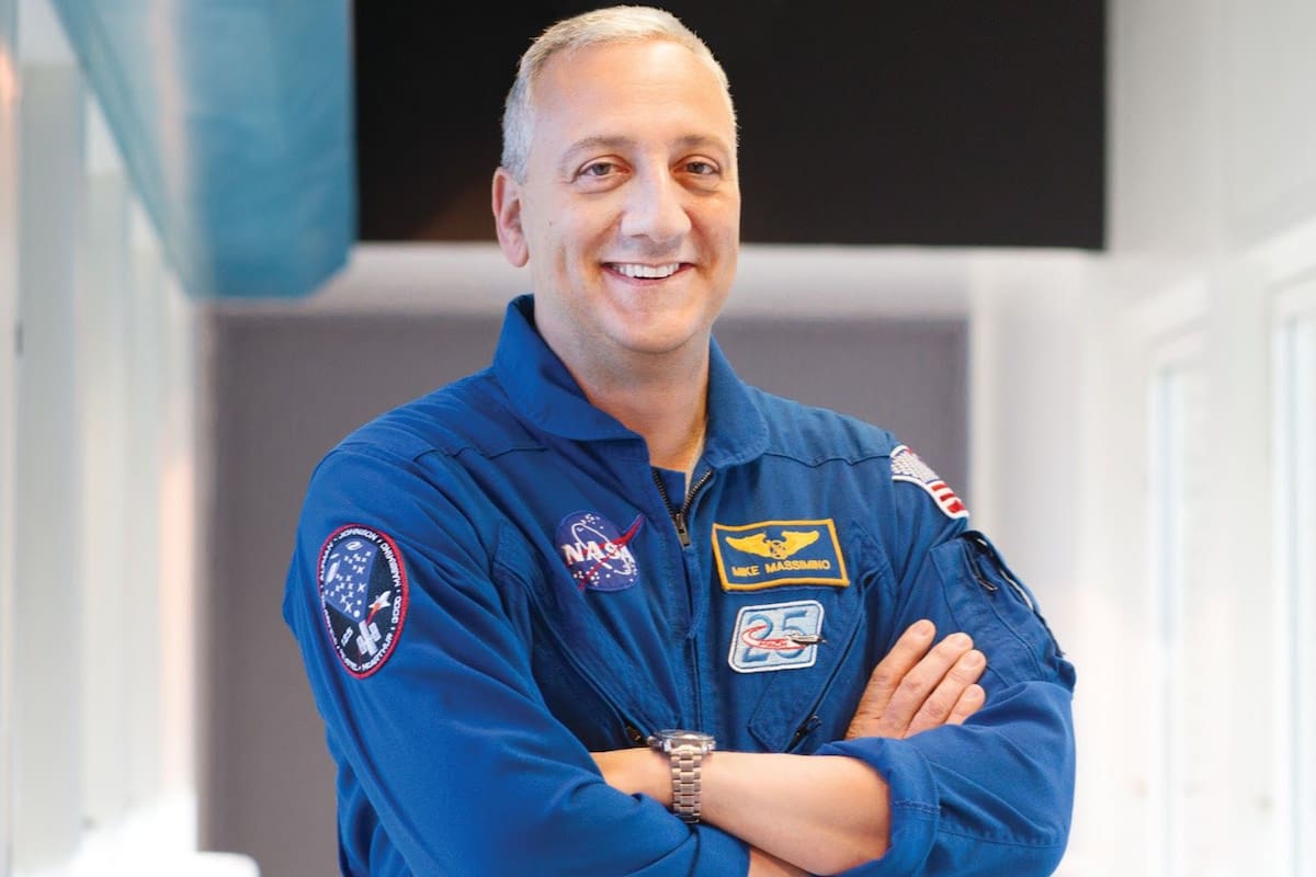 Mike Massimino estuvo tres veces en el espacio y asegura que "no entiende" a los que piensan que la tierra es plana y que "deberían llamar a su maestros de escuela"