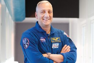 Mike Massimino estuvo tres veces en el espacio y asegura que "no entiende" a los que piensan que la Tierra es plana