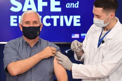 Mike Pence recibió la vacuna contra el coronavirus en un acto público