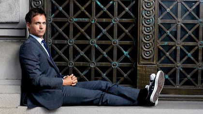 Mike Ross (el personaje de Patrick J. Adams) muestra un estilo más joven y relajado