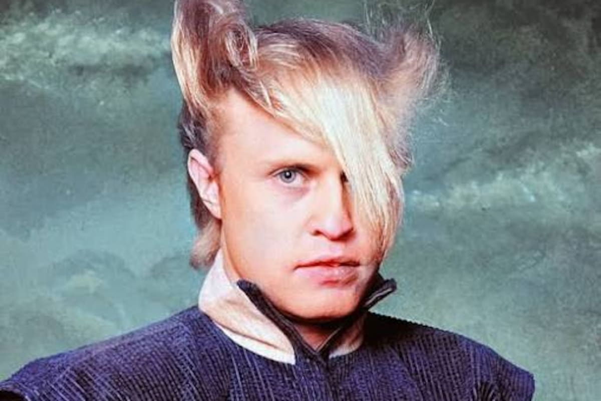Mike Score, cantante de A Flock of Seagulls, durante la época de apogeo de la banda
