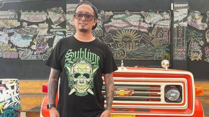 Mike Style con el bus que hace homenaje a su padre, y a Soacha, en el DefJam