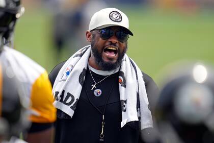 Mike Tomlin, entrenador en jefe de los Steelers de Pittsburgh, grita instrucciones durante una práctica en Pittsburgh, el miércoles 22 de mayo de 2024. Tomlin recibió una extensión de contrato por tres años el lunes 10 de junio de 2024. (AP Foto/Gene J. Puskar)
