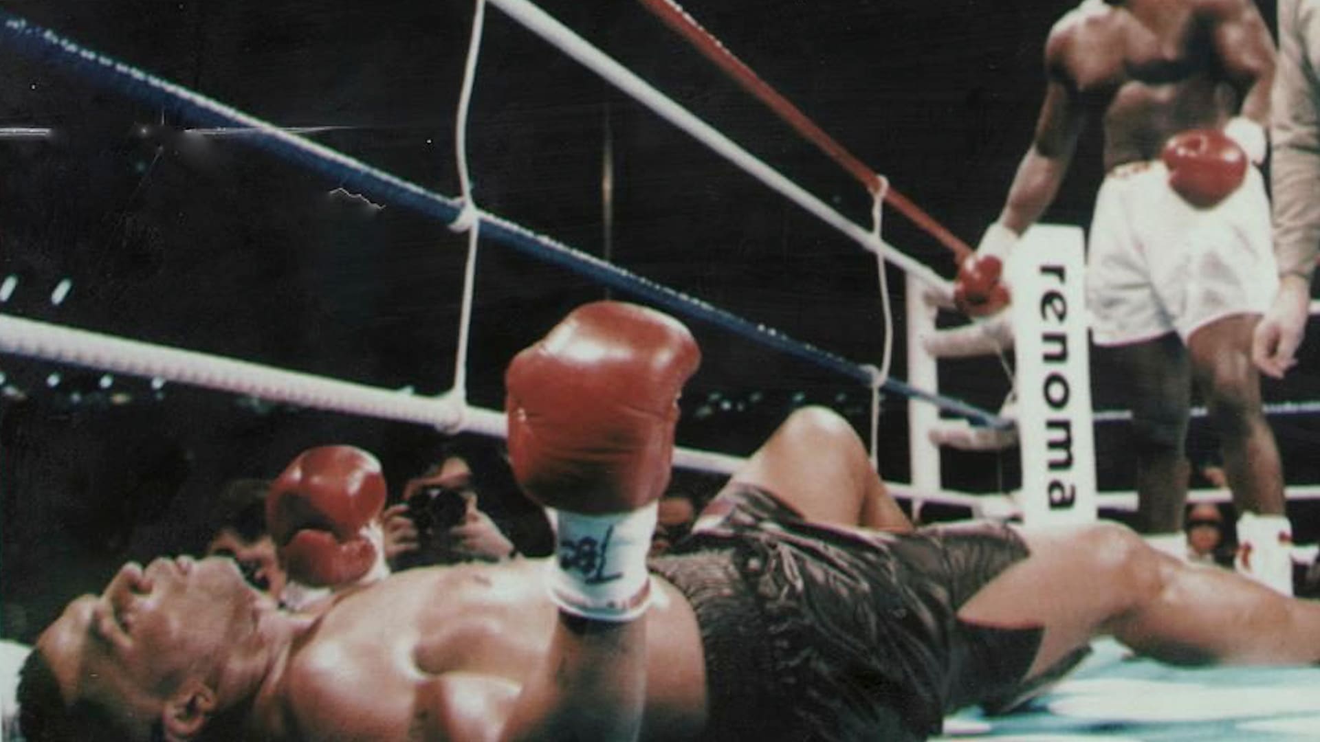 Mike Tyson cae derrotado por primera vez en su carrera. Fue ante Buster Douglas en Tokio. Pocos sabían lo que había pasado la noche pasada