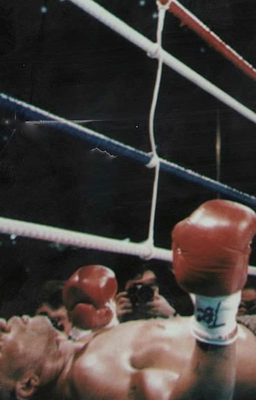 Mike Tyson cae derrotado por primera vez en su carrera. Fue ante Buster Douglas en Tokio. Pocos sabían lo que había pasado la noche pasada