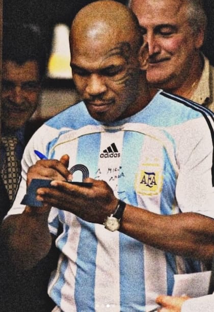 Mike Tyson con su playera de la albiceleste firmada por Maradona