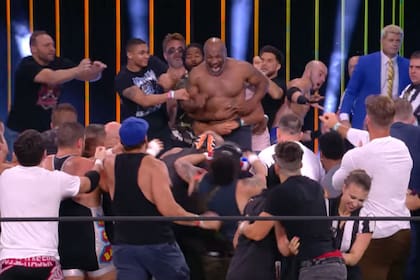 Mike Tyson y una batalla campal en la lucha libre