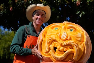 El "Picasso de los talladores de calabazas" aporta arte a una tradición de Halloween