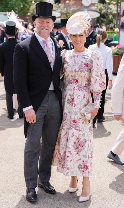 Mike y Zara Tindall también dijeron presente. La nieta mayor de la reina Isabel II llegó lookeada con un vestido de la firma Anna Mason London. El tocado lleva la firma de una de las marcas favoritas de las royals, Juliette Millinery.