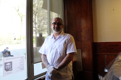 Mike Zoulis, gerente y copropietario del restaurante, aspira a poder volver a abrir en junio
