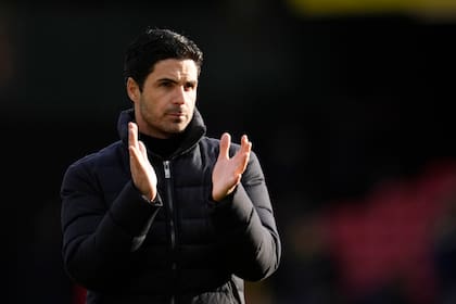 Mikel Arteta aplaude a sus jugadores en el partido ante Watford; luego terminó sufriendo