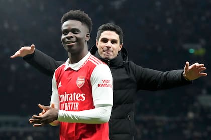 Mikel Arteta celebra una victoria junto a Bukayo Saka, una de las piezas clave de Arsenal
