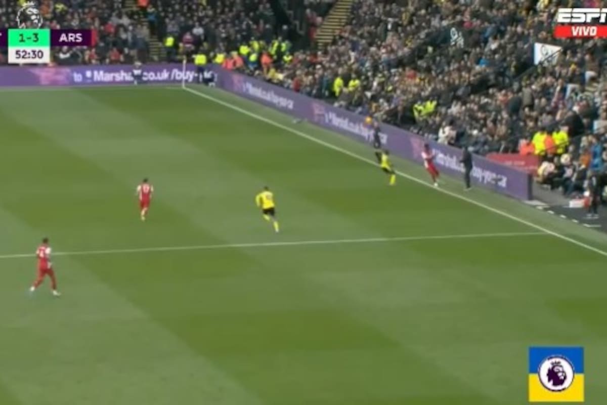 Mikel Arteta, DT de Arsenal, le da rápido la pelota a Bukayo Saka para que haga el lateral: de ahí nació el 3-1 de Martinelli, en un gol a pura velocidad y precisión