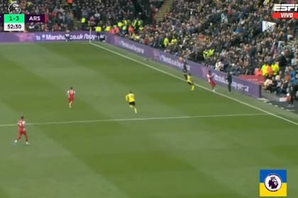 Mikel Arteta, DT de Arsenal, le da rápido la pelota a Bukayo Saka para que haga el lateral: de ahí nació el 3-1 de Martinelli, en un gol a pura velocidad y precisión