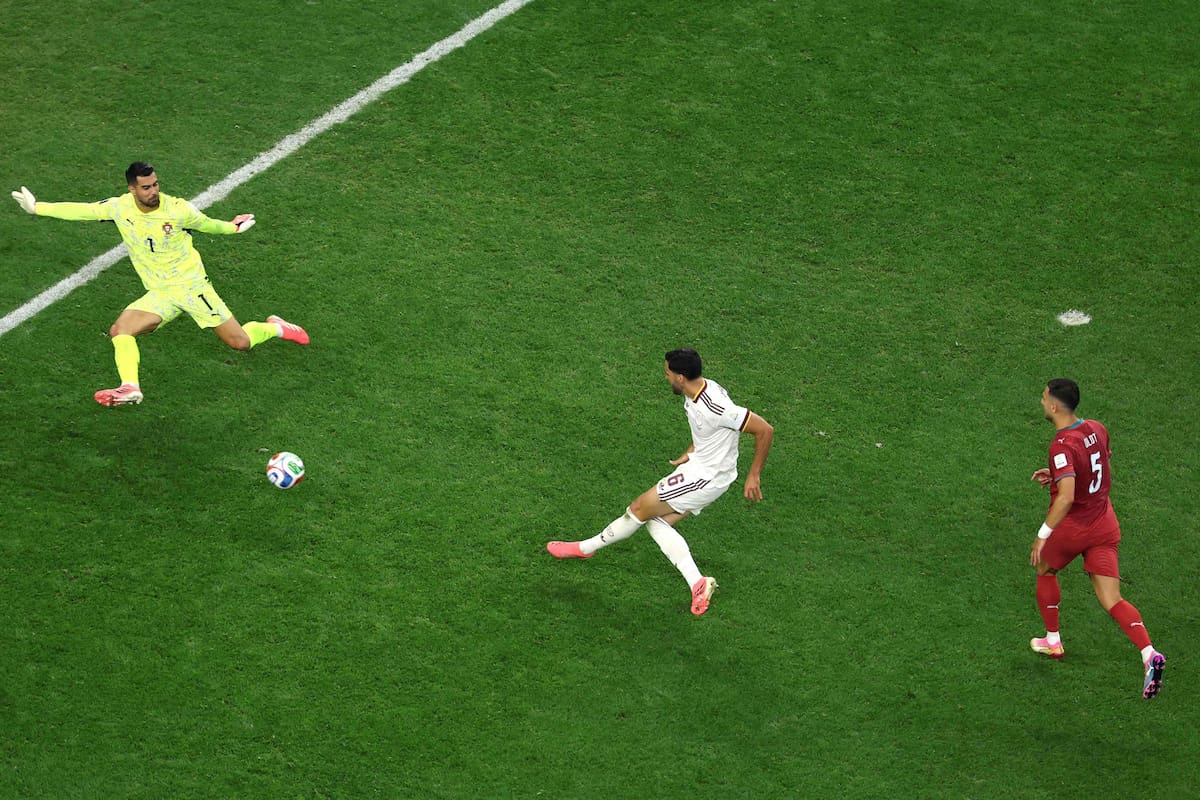 Mikel Merino e sua “ventilação” para fazer o gol da Espanha contra Portugal: recebeu cobrança de falta, cobrou rapidamente e marcou o 9º.