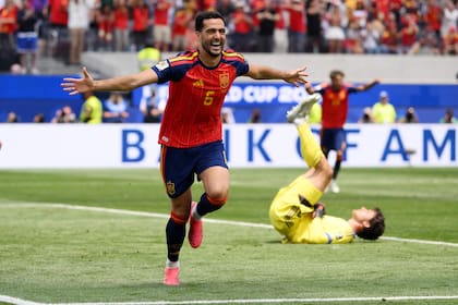 Mikel Merino sale festejando su gol, el que le dio el éxito a España por 2-1