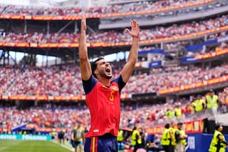 Estuvo lesionado a poco del cierre de la lista, lo cuestionaron y ahora clasifica a España con goles in extremis