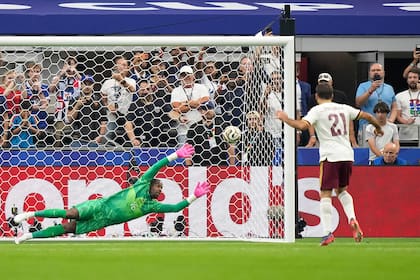 Mikel Oyarzabal anota de penal el 1-0 para España (AP Photo/Ashley Landis)