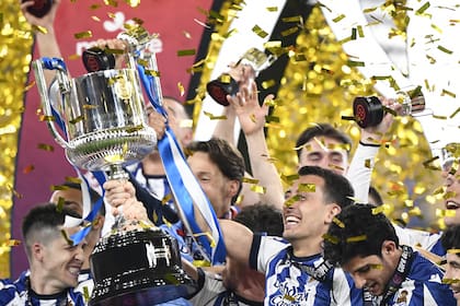 Mikel Oyarzabal, capitán de Real Sociedad, levantando la Copa del Rey 2026.