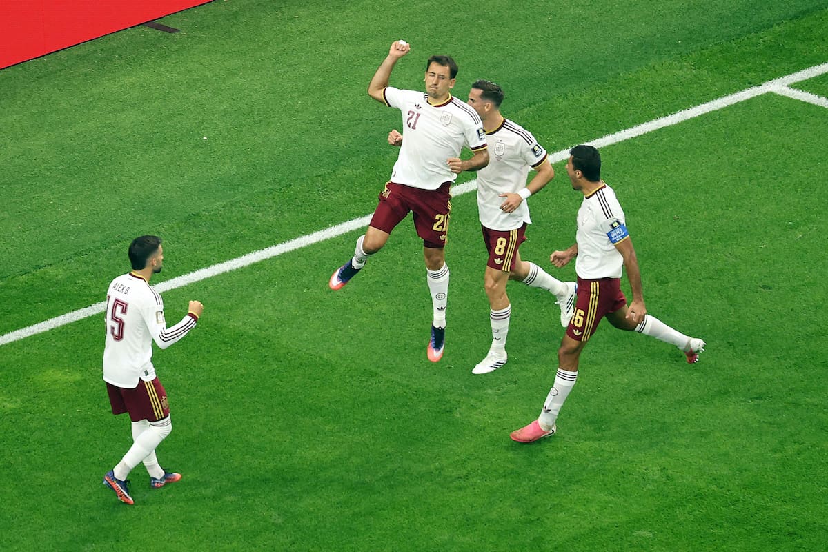 Mikel Oyarzabal celebra el primer gol ante Francia; la selección de España está en la final y sostiene un estilo de juego que "anestesia" a los rivales (Photo by Stacy Revere / GETTY IMAGES NORTH AMERICA / Getty Images via AFP)