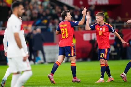 Mikel Oyarzábal festeja con Dani Olmo un gol ante Turquía por las eliminatorias