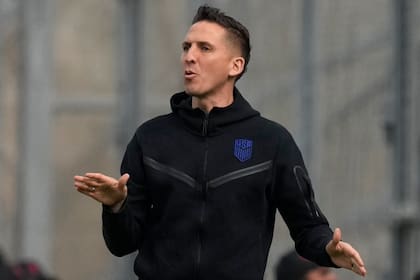 Mikey Varas, asistente técnico de la selección de Estados Unidos de fútbol, da indicaciones a sus jugadores durante la Copa del Mundo Sub 20 de FIFA, en partido del Grupo B del torneo en contra de Eslovaquia, en el estadio Bicentenario, en San Juan Argentina, el viernes 26 de mayo de 2023. (AP Foto/Natacha Pisarenko, Archivo)