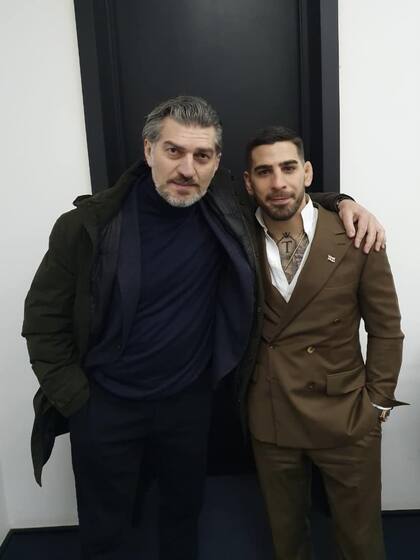 Mikheil Kavelashvili, exfutbolista y candidato a presidente de Georgia, con el el luchador de MMA Ilia Topuria, una estrella de ese país