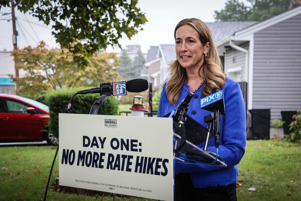 Mikie Sherrill se graduó de la Academia Naval en 1994 y pasó casi diez años en servicio activo en la Armada de Estados Unidos