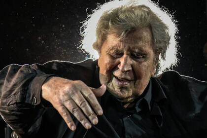 Mikis Theodorakis combatió en la Segunda Guerra Mundial y en la Guerra Civil, fue perseguido, torturado y exiliado durante la Junta Militar que gobernó su país entre 1967 y 1974