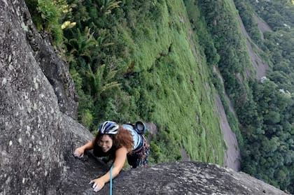 Mila, escalando el Cristo Redentor.