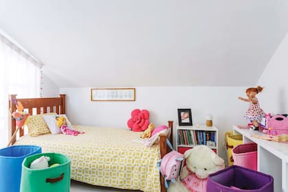 Mila está fascinada con el techo en pendiente: es como tener su propia casita.