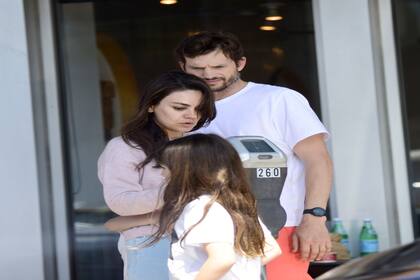 Mila Kunis y Ashton Kutcher, de paseo con sus hijos por Los Ángeles