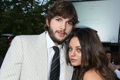 Mila Kunis y Ashton Kutcher y sus hijos, quienes no heredarán la fortuna de sus padres ya que ellos aseguran que van a donar todo su dinero a la beneficencia