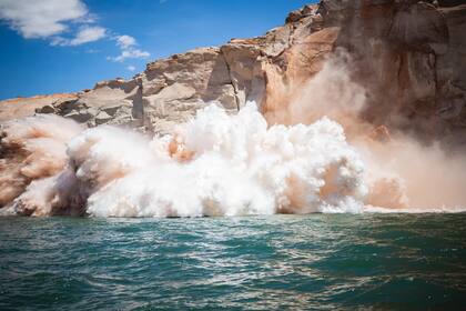 Mila y Steve Carter captaron el momento en que un enorme muro cae al Lago Powell, la pareja consideró que es un momento único en la vida