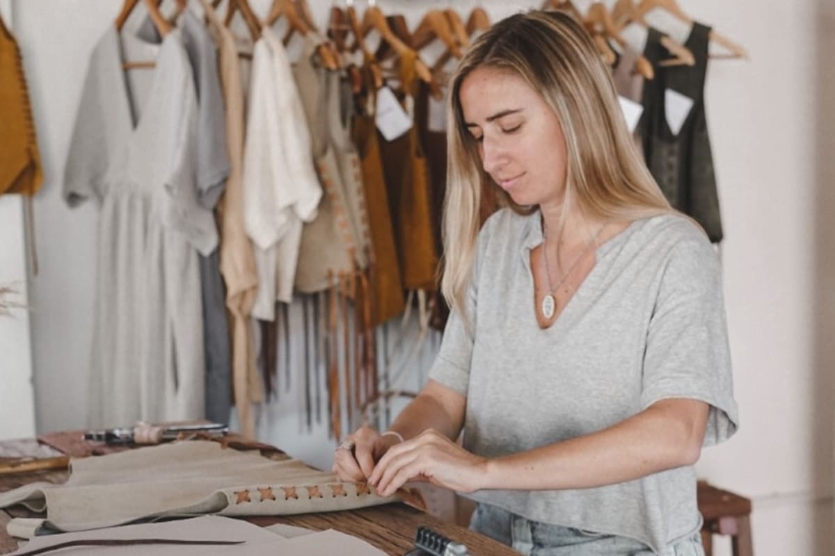 Milagros Arfaras comenzó a diseñar y fabricar, de manera artesanal, carteras de cuero hace siete años.