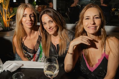 Milagros Brito, Verónica Lozano y Analía Franchín en la inauguración de una nueva sucursal de una reconocida franquicia de sushi