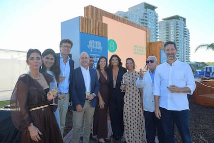 Milagros Brito (Vizora) junto a ejecutivos de La Nacion: Teresa de Elizalde, Santiago Traynor, Gervasio Marques Peña, Mariana Kratochwil, Mariana Arias, Connie Brito (Vizora), Norberto Frigerio y Francisco Seghezzo