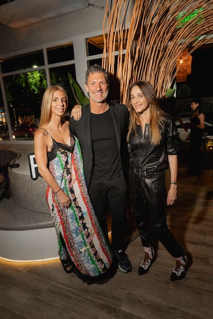 Milagros Brito y Vero Lozano junto a Leo Mateu
