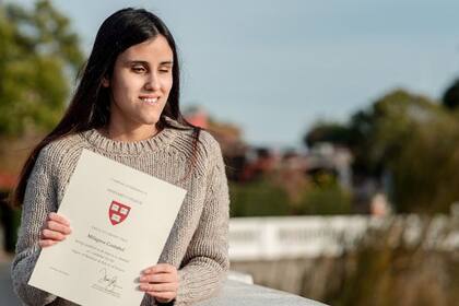 Milagros con el certificado de admisión a Harvard. La universidad le ofreció una beca completa durante cuatro años.