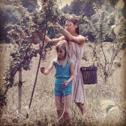 Milagros con Gloria, su mamá, compartiendo las primeras cosechas de ciruela, en 1985.