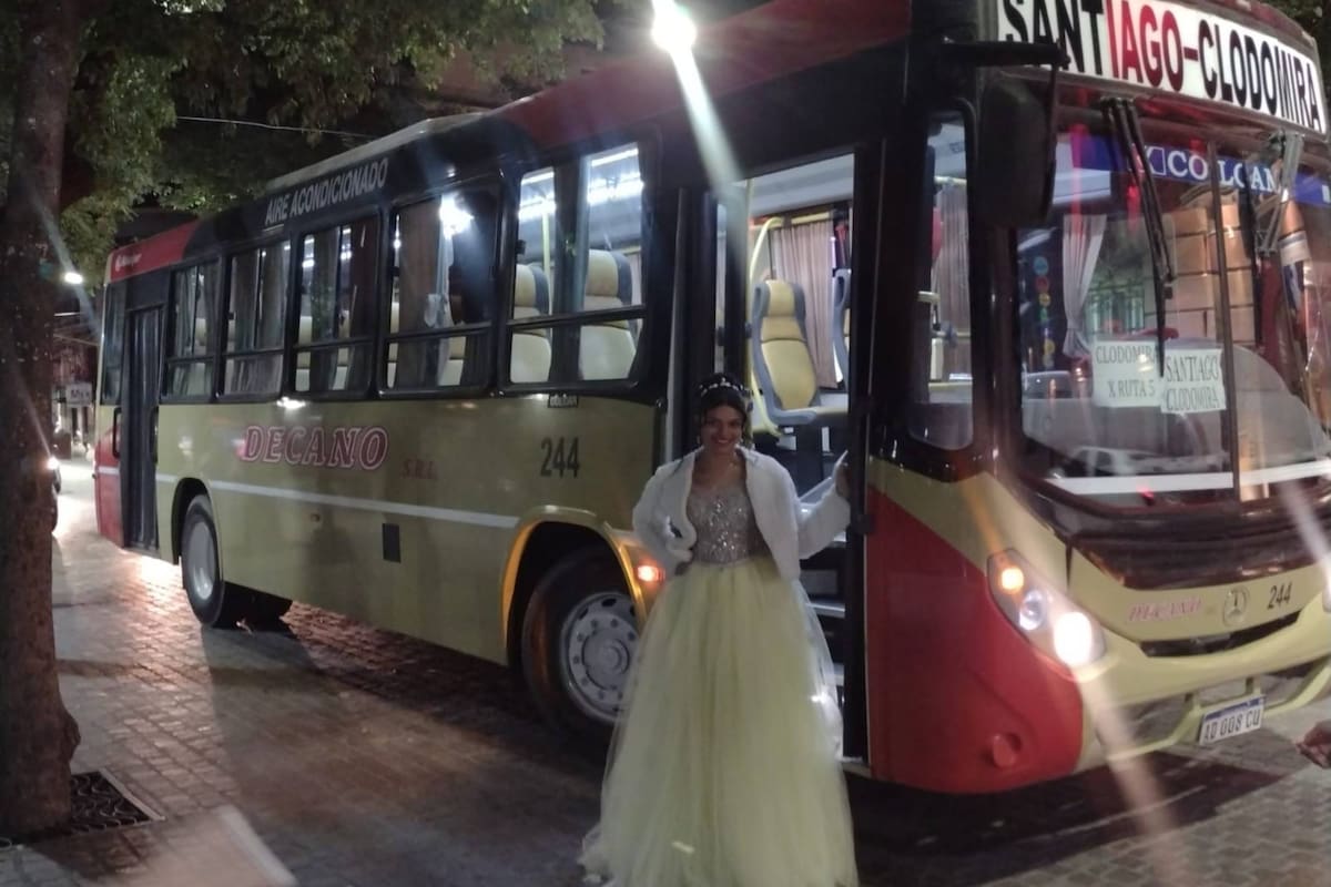 Milagros, en su noche mágica de festejo de 15 junto al colectivo (Foto Facebook Carla Corvalan)