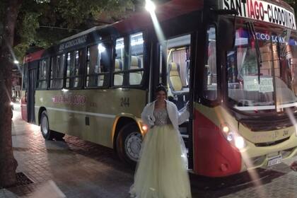 Milagros, en su noche mágica de festejo de 15 junto al colectivo (Foto Facebook Carla Corvalan)