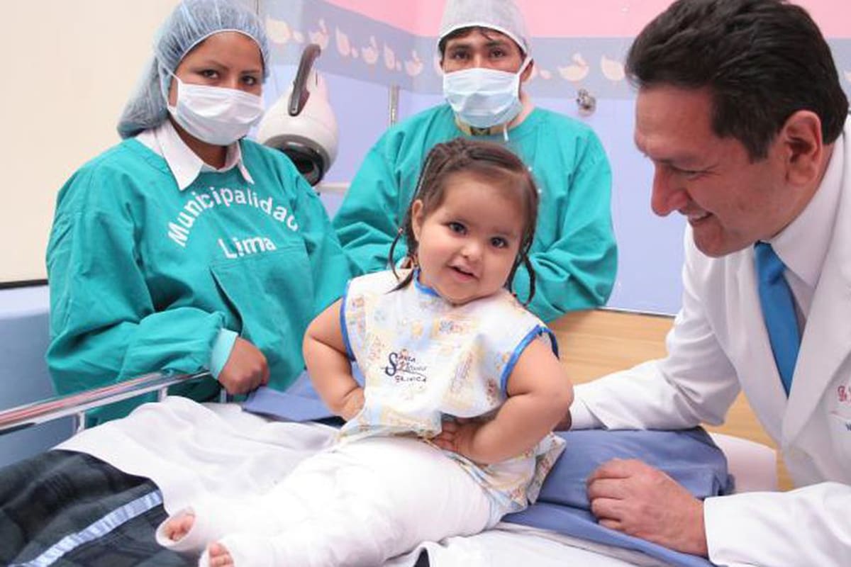 Milagros junto a los médicos en sus primeros años de vida