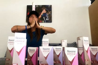 Milagros Menéndez tiene contrato con algunas marcas a cambio de productos y dinero, pero la diferencia con un jugador sigue siendo notoria