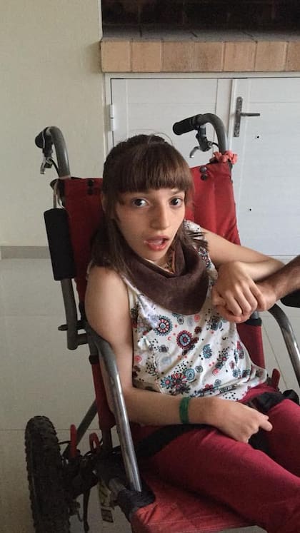 Milagros necesita ayuda de sus padres y de su comunidad dado que tiene paralisis cerebral
