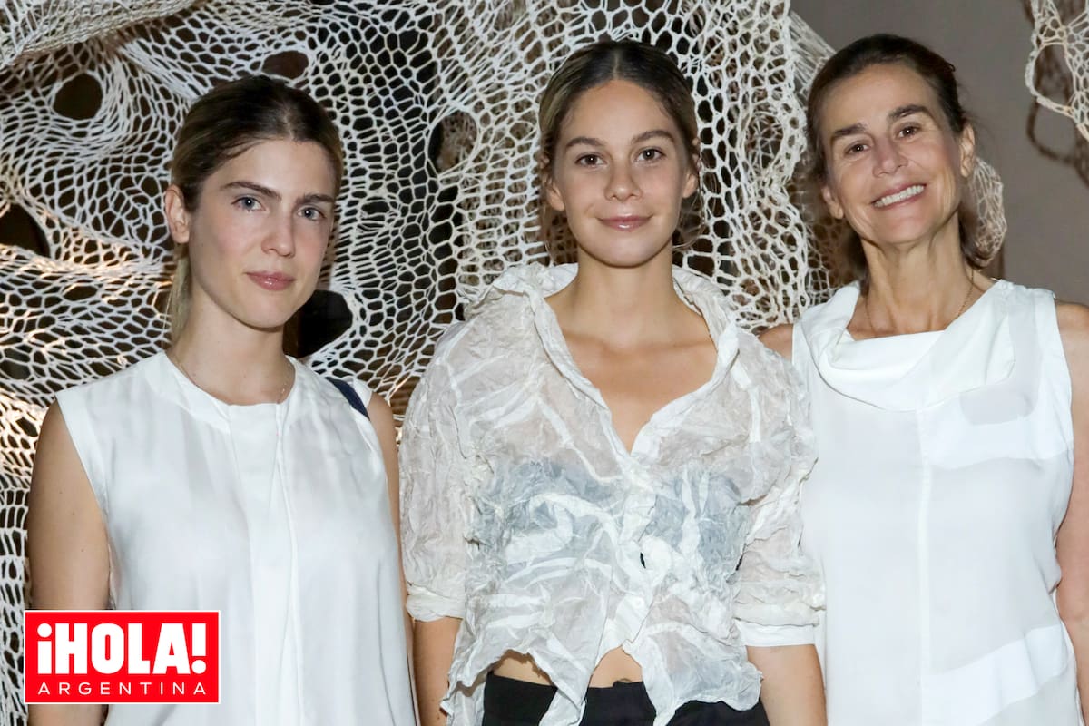 Milagros Pereda (en el centro de la imagen) junto a su madre, Azul García Uriburu (derecha), y Margarita Cogorno