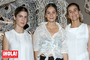 Milagros Pereda (en el centro de la imagen) junto a su madre, Azul García Uriburu (derecha), y Margarita Cogorno