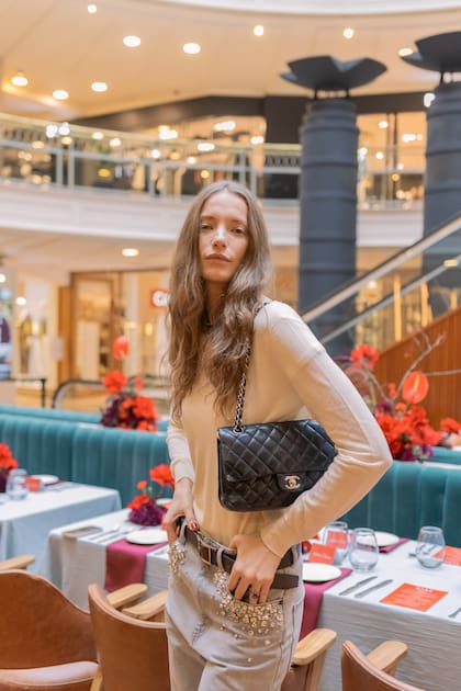 Milagros Schmoll con jeans con apliques de strass y cartera Chanel