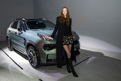 Milagros Schmoll fue la primera en llegar para concer la gama New Premium de Lynk & Co.
